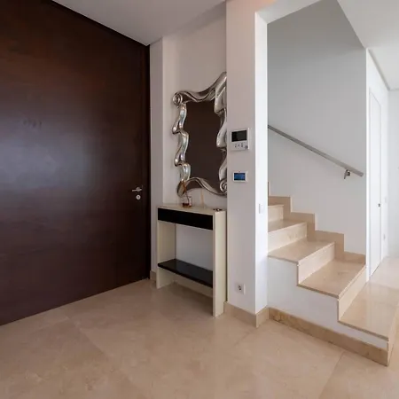 Villa Moderna De Lujo En Alquiler Vacacional En *